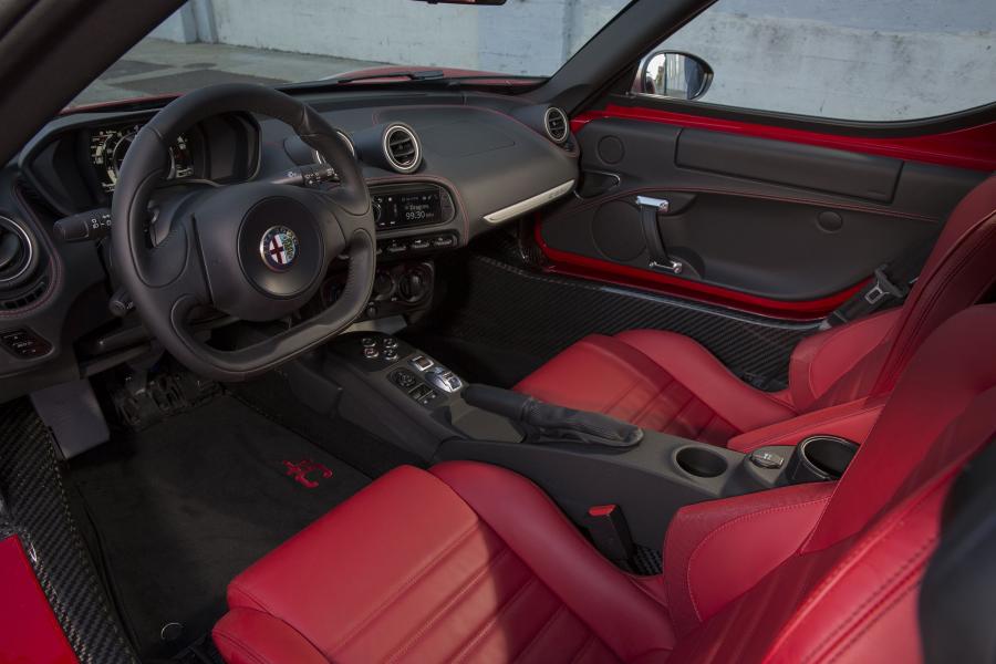Интерьер Alfa Romeo 4C (960) 2014 года  (NA) (фото 5 из 40)